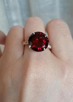 Серебряное  кольцо персия с красными камнями