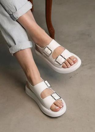 Стильні білі босоніжки/сандалі з двома ремінцями з металевими бляхами шкіряні/шкіра білого кольору жіночі літні,на літо колір білий4 фото