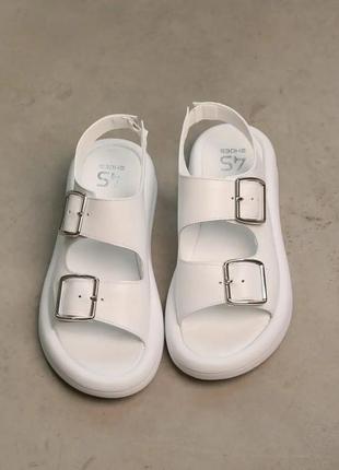 Стильні білі босоніжки/сандалі з двома ремінцями з металевими бляхами шкіряні/шкіра білого кольору жіночі літні,на літо колір білий2 фото