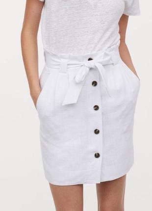 Льняная белая юбка на пуговицах с ремешком