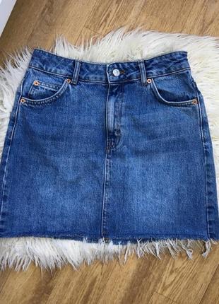 Крутая высокая джинсовая юбка с необработанным краем1 фото