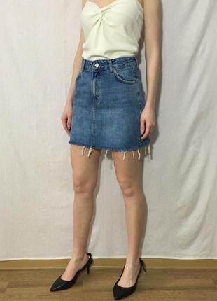 Крутая высокая джинсовая юбка с необработанным краем6 фото