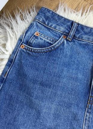 Крута висока джинсова спідниця з необробленим краєм4 фото