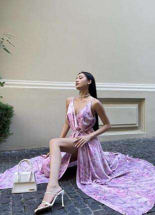 Платье женское длинное на запах на тонких бретелях шелковое розовое цветочное