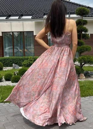 Плаття жіноче довге на запах на тонких бретелях шовкове персокове квіткове3 фото