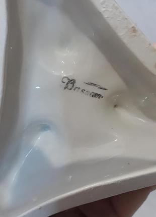 Красивый фарфоровый подсвечник.