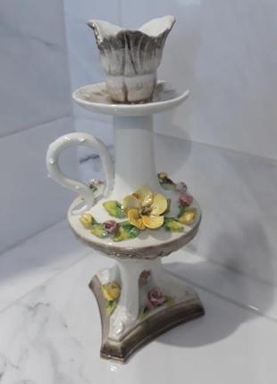 Красивый фарфоровый подсвечник.
