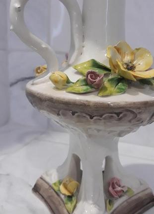 Красивый фарфоровый подсвечник.