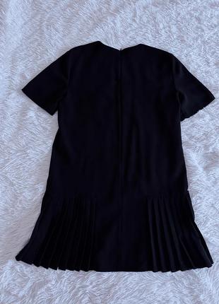 Стильное черное платье zara с плиссированным низом6 фото