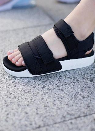 Сандали adidas adilette sandals черные с белой подошвой женский / мужские3 фото