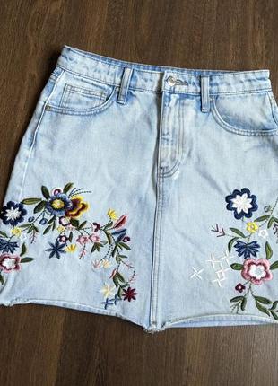Модная джинсовая юбка с вышивкой stradivarius2 фото