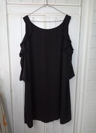 Платье с открытыми плечами