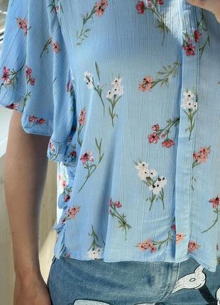 Красивая голубая блуза с рюшами в цветочный принт из вискозы 1+1=35 фото