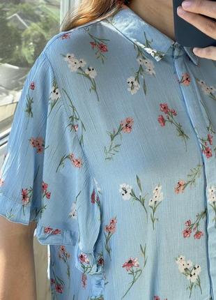 Красивая голубая блуза с рюшами в цветочный принт из вискозы 1+1=36 фото