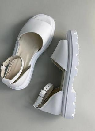 Стильні білі босоніжки/сандалі на тракторної підошві з ремінцем шкіряні/шкіра літні,на літо білого кольору,колір білий7 фото