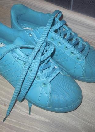 Синие стильные кроссовки