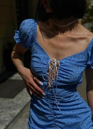 Платье софт в горошёк со зборкой и шнуровкой на груди2 фото