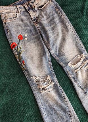 Джинсы kick flare h&m с вышивкой цветы