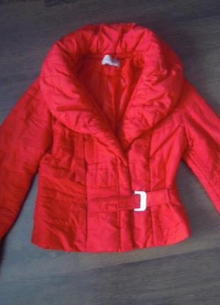 Утепленная красная курточка с объемным воротником
