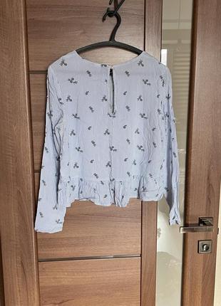 Рубашка с длинным рукавом в цветочную полоску h&m с баской, сине-белая мелкий цветочек4 фото