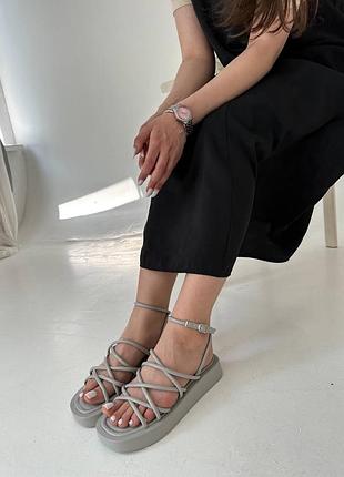 Модні жіночі сірі босоніжки2 фото