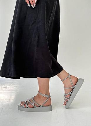 Модні жіночі сірі босоніжки5 фото