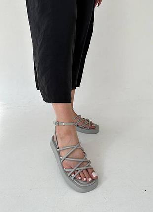 Модні жіночі сірі босоніжки6 фото