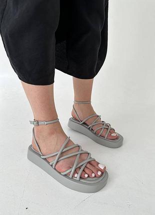 Модні жіночі сірі босоніжки