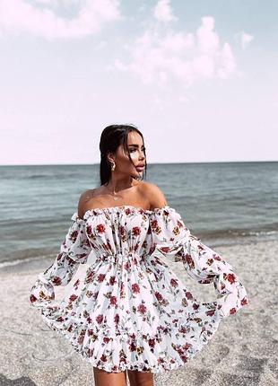 Платье с открытыми плечами в цветочный принт