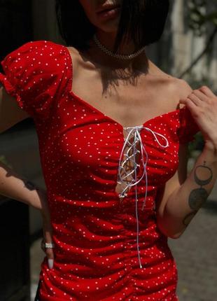 Платье женское короткое мини летнее легкое нарядное на лето повседневное черное белое голубое синее красное в горошек с глубоким декольте7 фото
