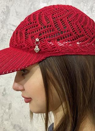 Женская летняя кепка красного цвета9 фото