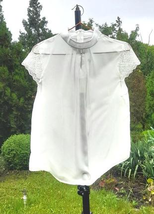 Біла шифонова блуза з коротким мереживним рукавчиком