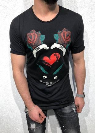 Мужская чёрная футболка с принтом на груди розы чорна футболка з принтом троянд2 фото