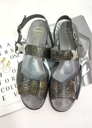 Кожаные босоножки принт под крокодила серый с зеленым подтоном не высокий каблук