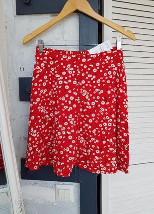 Красная юбка в цветочек8 фото