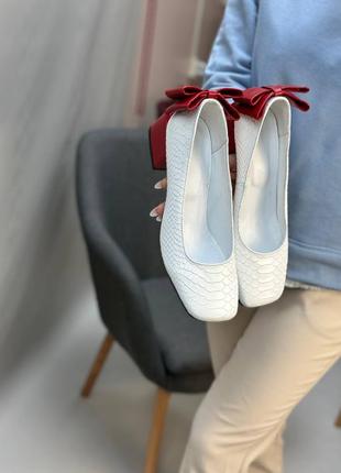 Білі шкіряні туфлі з червоним бантиком багато кольорів3 фото