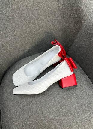 Білі шкіряні туфлі з червоним бантиком багато кольорів1 фото