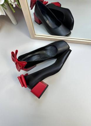 Чорні шкіряні туфлі з червоним бантиком багато кольорів
