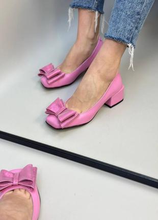 Рожеві шкіряні лакові туфлі з бантиком на зручному каблуку6 фото