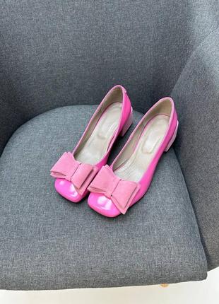 Розовые кожаные лаковые туфли с бантиком на удобном каблуке3 фото