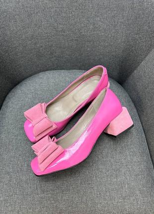 Розовые кожаные лаковые туфли с бантиком на удобном каблуке2 фото