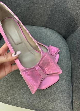 Розовые кожаные лаковые туфли с бантиком на удобном каблуке7 фото