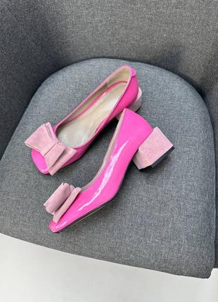 Рожеві шкіряні лакові туфлі з бантиком на зручному каблуку8 фото