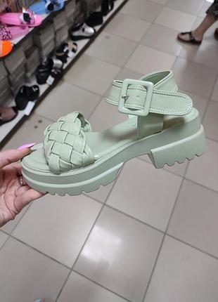 Стильні жіночі босоніжки на платформі   💙💛
