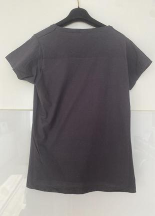 Трендовая черная футболка с авторским принтом2 фото