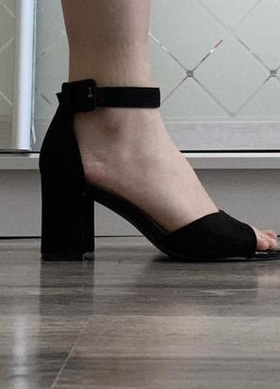 Женские босоножки на каблуке в идеальном состоянии6 фото