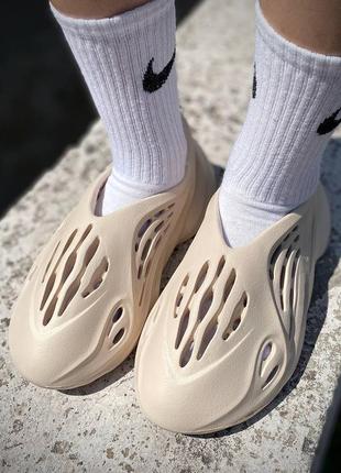 Жіночі шльопанці yeezy foam runner beige (no logo)9 фото