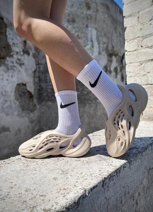 Жіночі шльопанці yeezy foam runner beige (no logo)7 фото