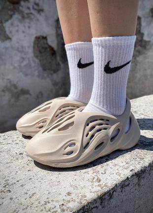 Жіночі шльопанці yeezy foam runner beige (no logo)10 фото