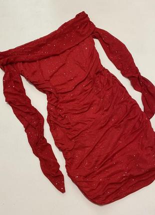 Красное платье со спущенными плечами1 фото